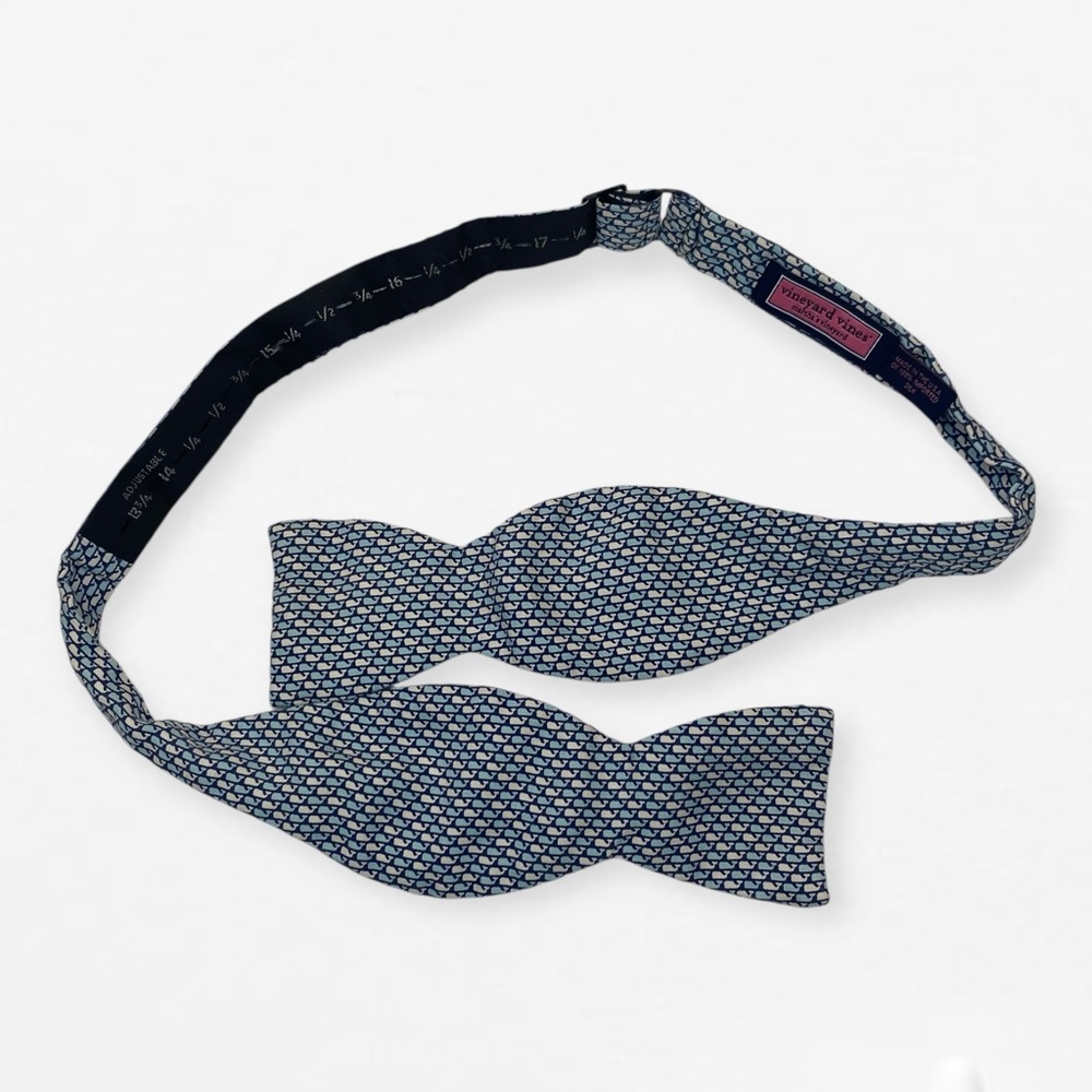 Vineyard Vines 100% silk blue micro whale Bow tie